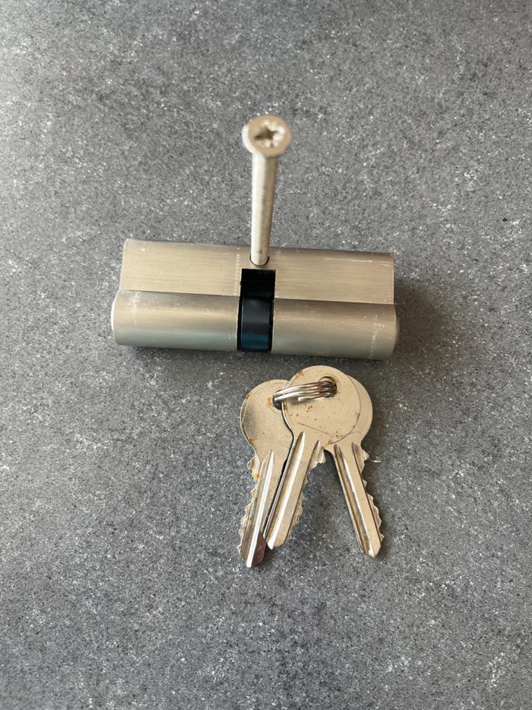 Nieuw Cilinderslot met 3 sleutels en bevestigingsschroef, Ophalen of Verzenden, Nieuw, Rvs, Slot