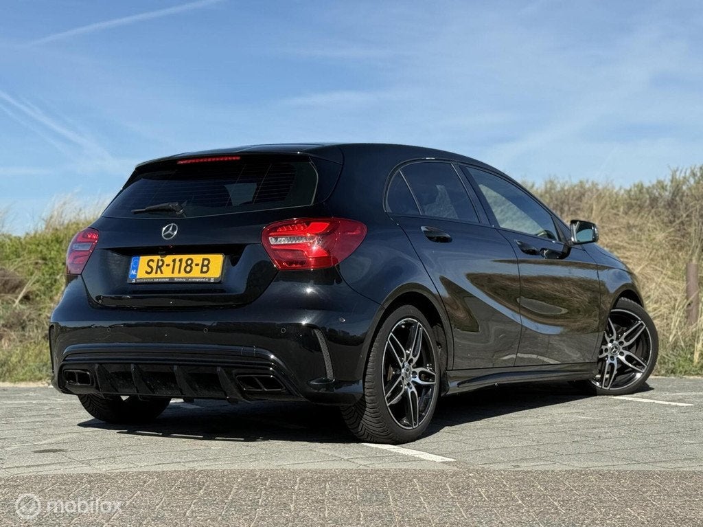 Mercedes A-160 AMG-Line Sport Edition AUTOMAAT | CARPLAY, Gebruikt, 4 cilinders, Leder en Stof, Zwart