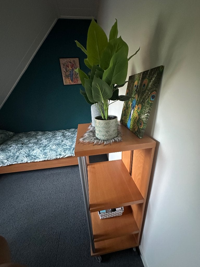 Houten bed, nachtkastje & rolwagen 3 etages - apart mag ook, Ophalen, 55 tot 70 cm, Zo goed als nieuw, 45 tot 65 cm