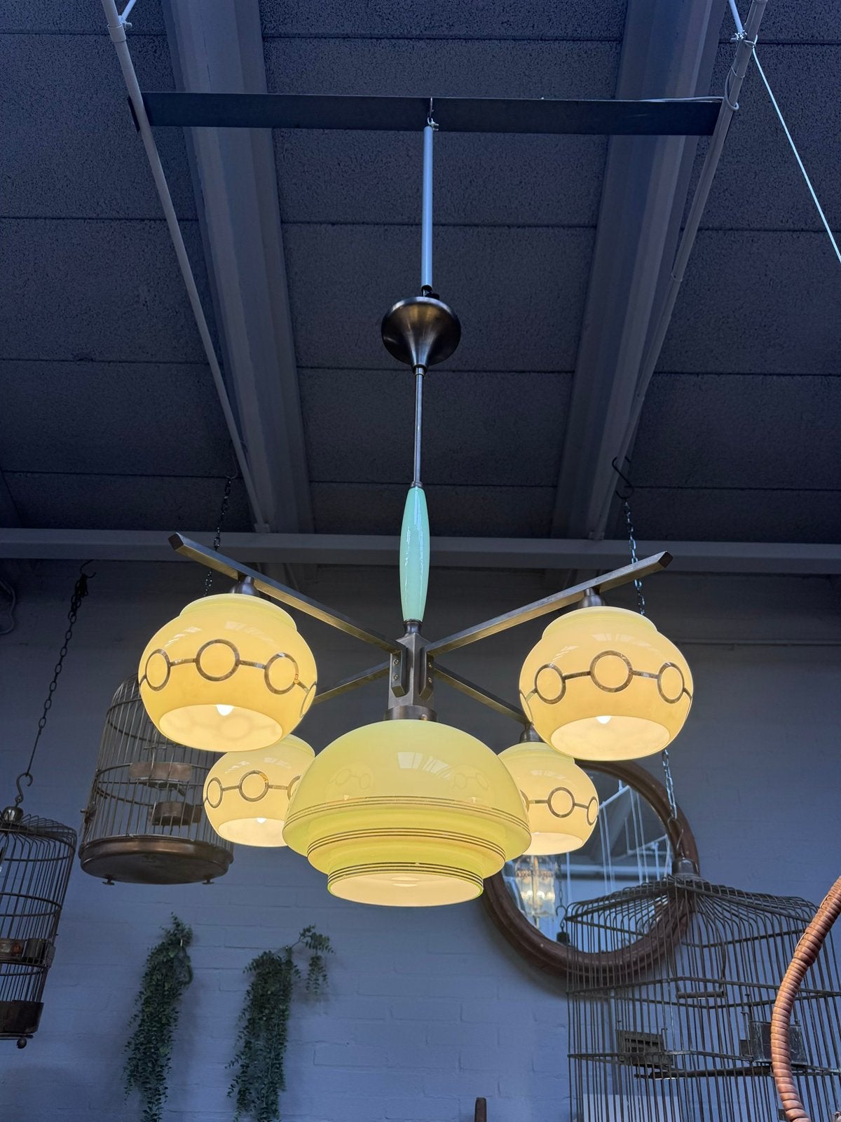 Vintage Art Deco hanglamp met groene kappen en messing frame, Ophalen of Verzenden, Zo goed als nieuw
