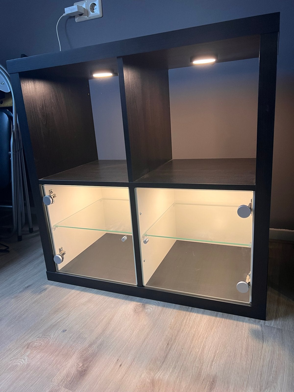 IKEA Kallax kast met verlichting en glazen deurtjes, Huis en Inrichting, Kasten | Boekenkasten, Ophalen, Gebruikt, 50 tot 100 cm