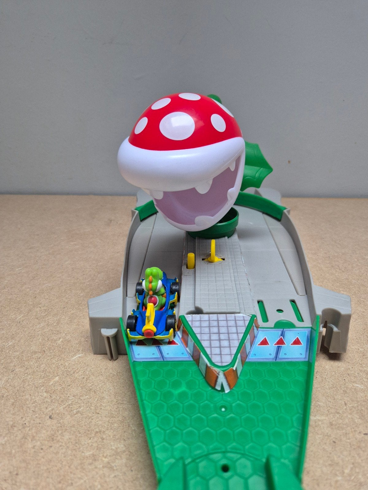 Hot Wheels Mario Kart Piranha Plant Racebaan met Yoshi, Ophalen