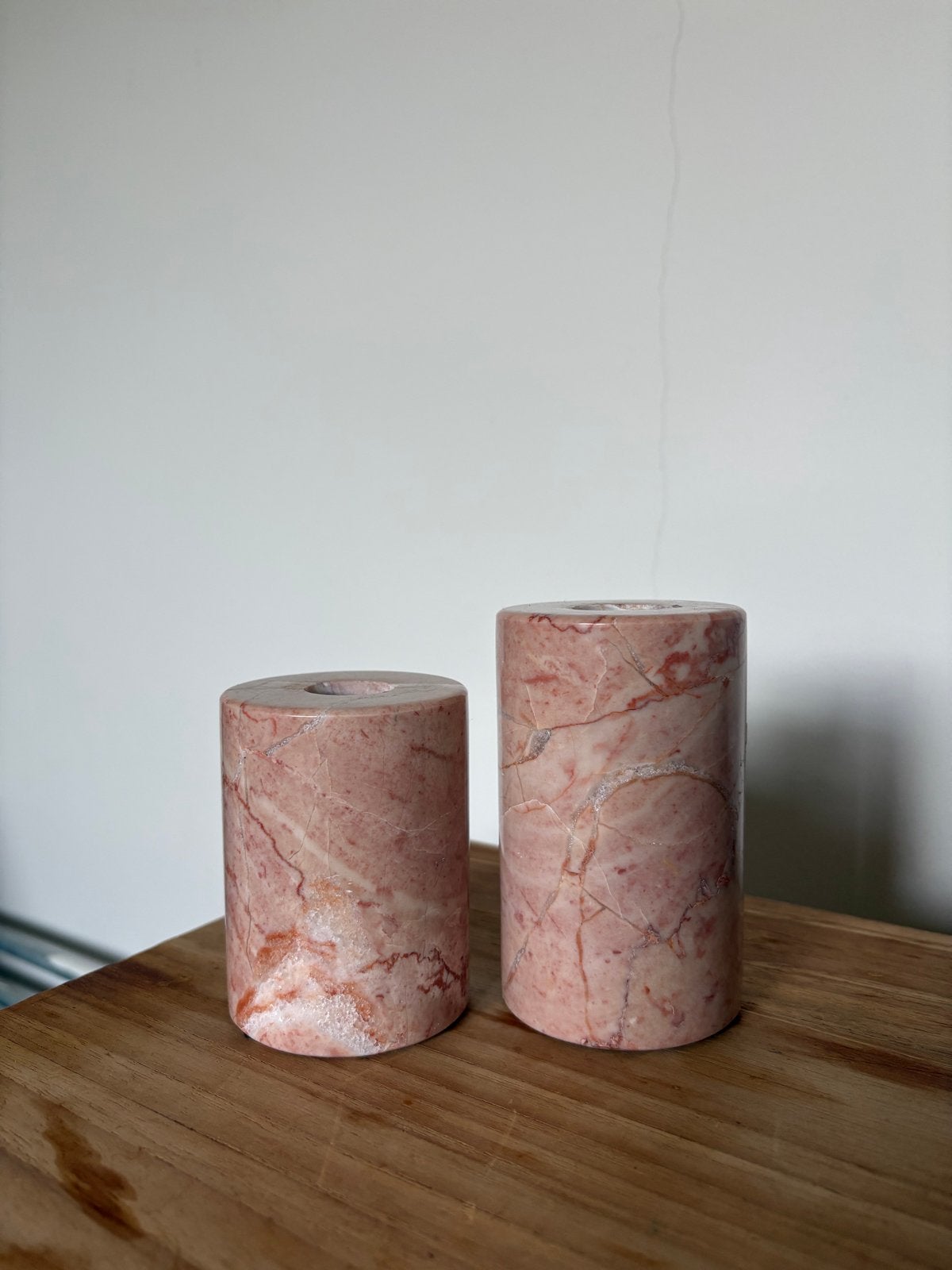 Set van 2 marmeren kandelaars - roze marmer, Overige materialen, Ophalen of Verzenden, Zo goed als nieuw, Kandelaar
