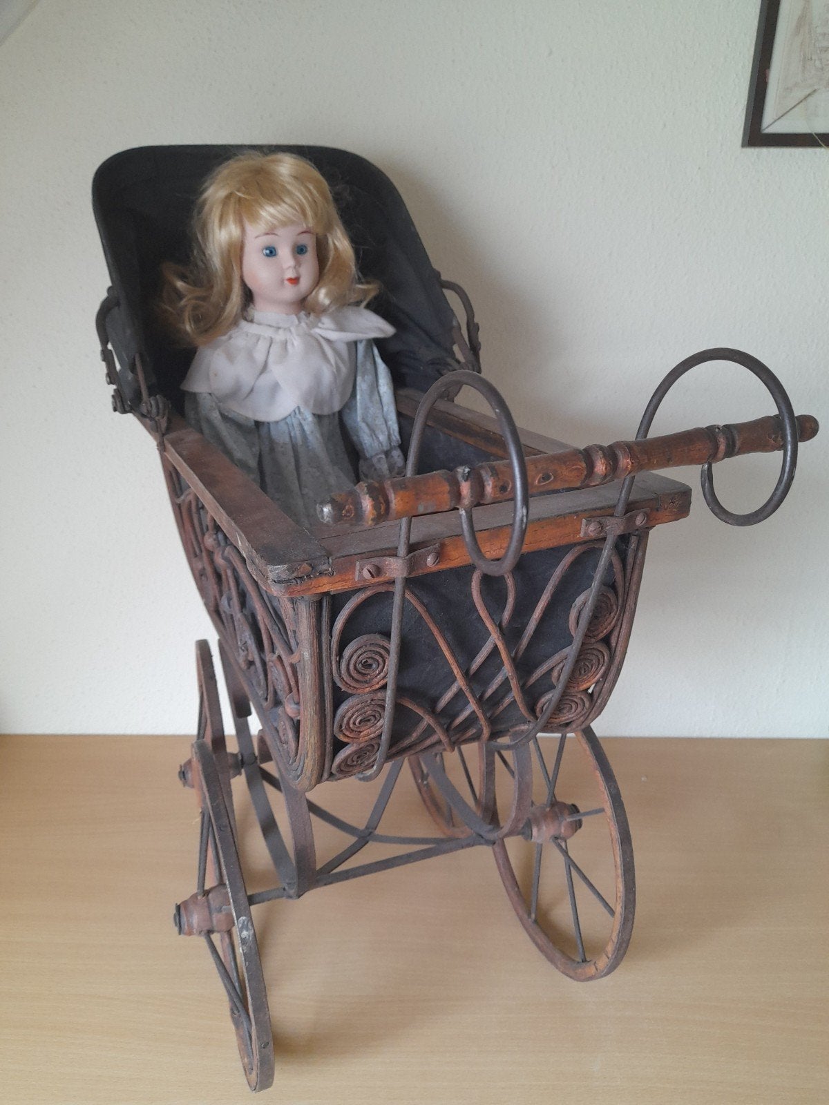 oude poppen wagen met  pop, Ophalen