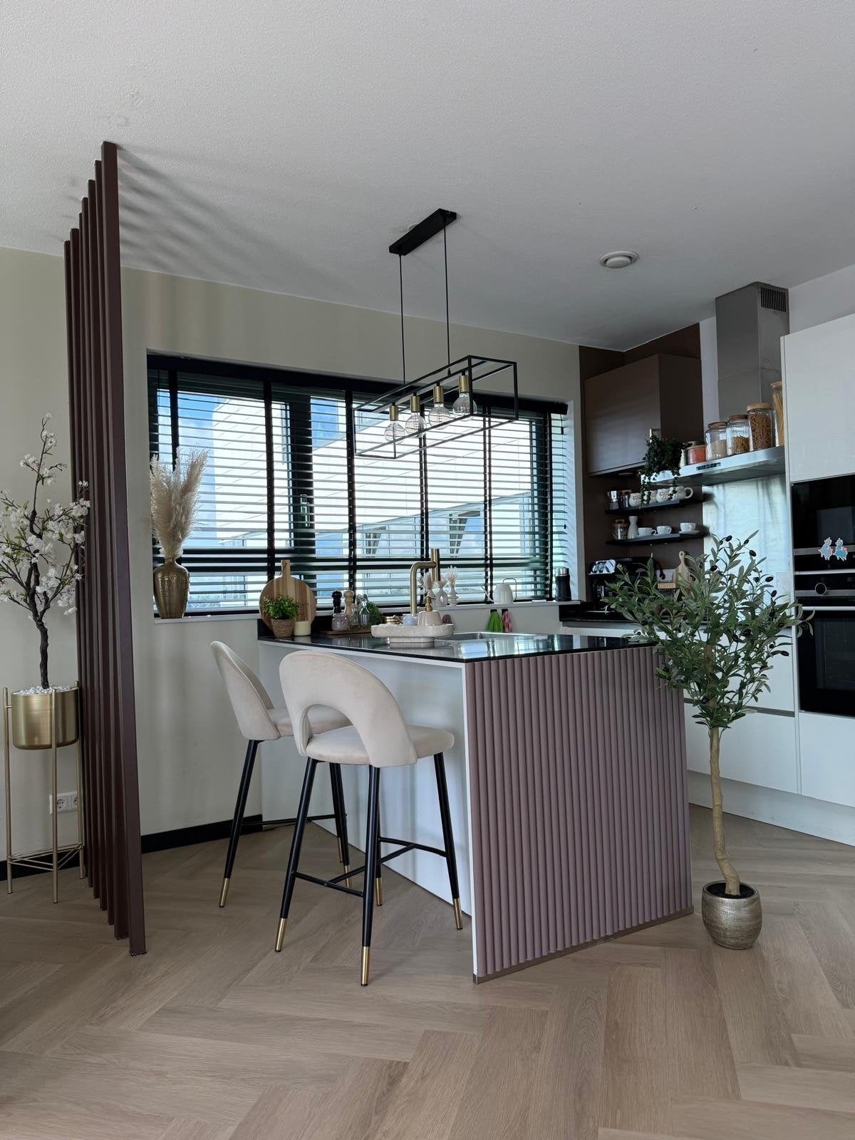 Set van 2 luxe barstoelen - beige fluweel met goud accent, Huis en Inrichting, Barkrukken, Ophalen, Met voetsteun, Zo goed als nieuw