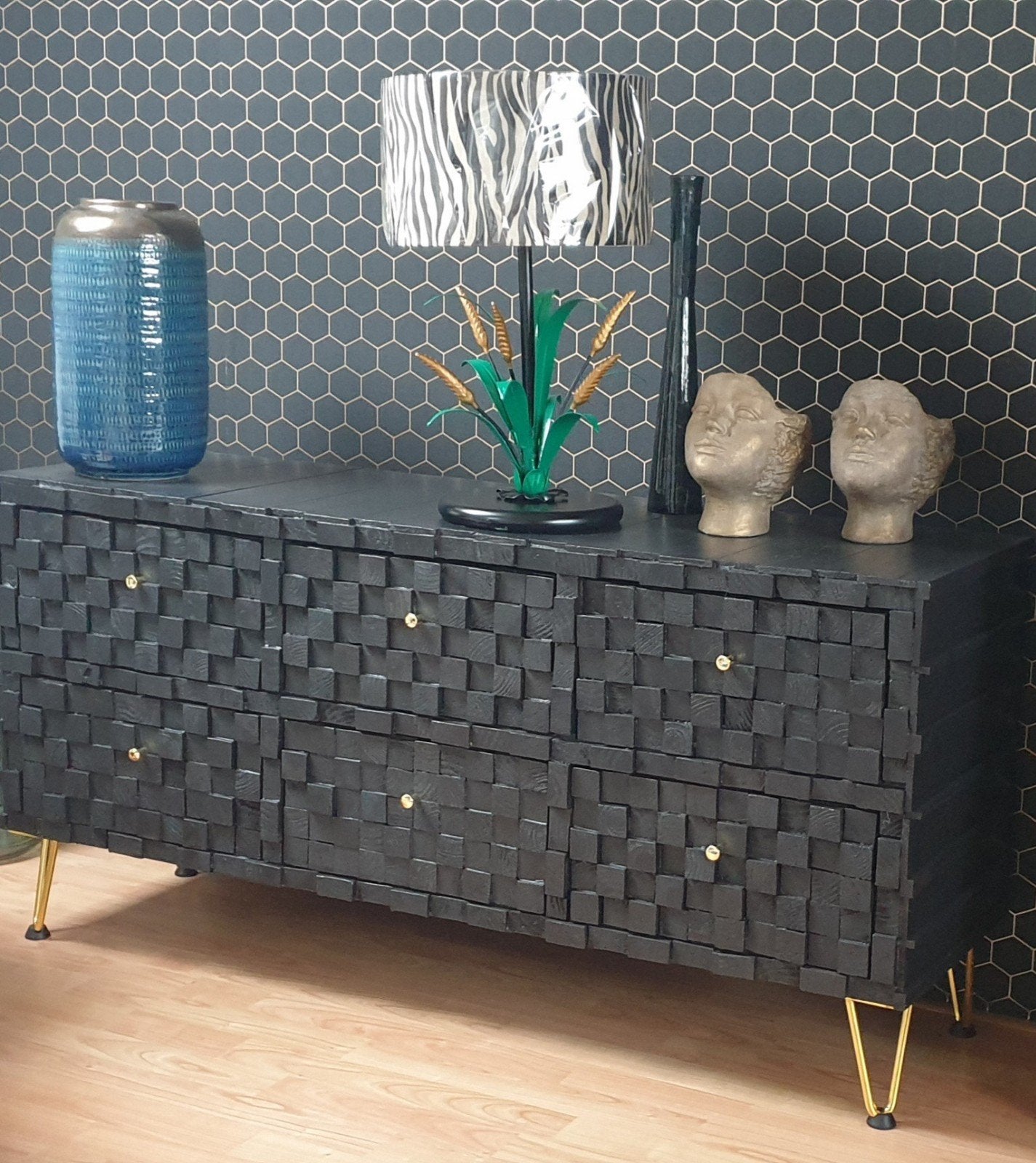 Zwarte tv-kast met goudkleurige pootjes en knopjes, Ophalen, Gebruikt, 100 tot 150 cm, Modern, Uniek, Opgeknapt