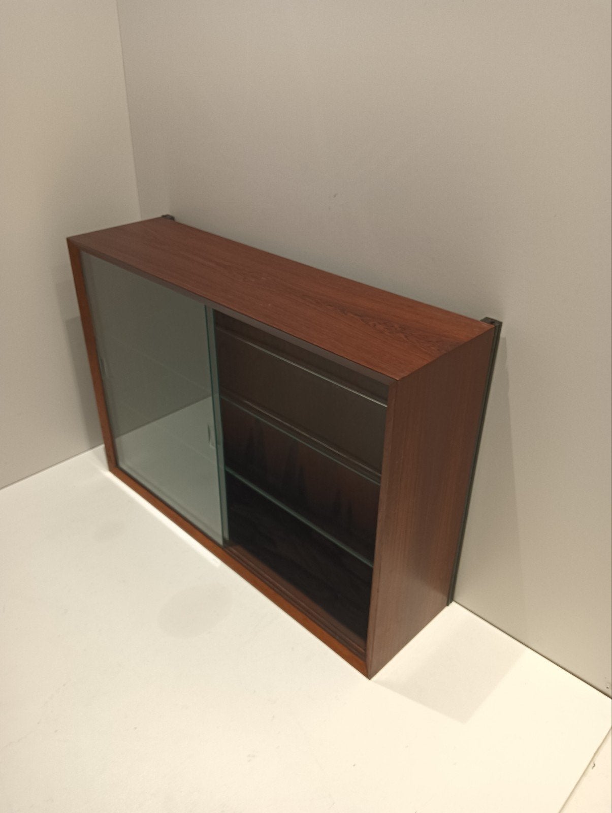 Vintage cadovius wandvitrinekast met glazen schuifdeuren, Ophalen, Glas, Minder dan 100 cm, 25 tot 50 cm