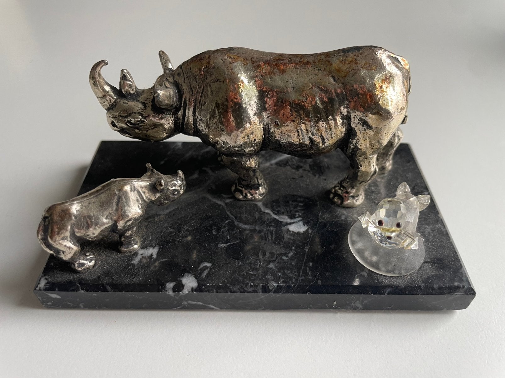 Verzilverd beeldje Neushoorn met jong Wereldnatuurfonds, Ophalen of Verzenden, Zo goed als nieuw, Beeldje of Figuurtje