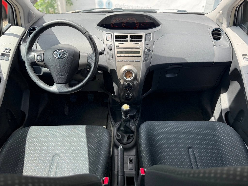 Toyota Yaris 1.3|NAP|AIRCO|5DRS|2EIGENAAR|DEALERONDERHOUDEN!, Auto's, Voorwielaandrijving, 1025 kg, Zwart, 4 cilinders