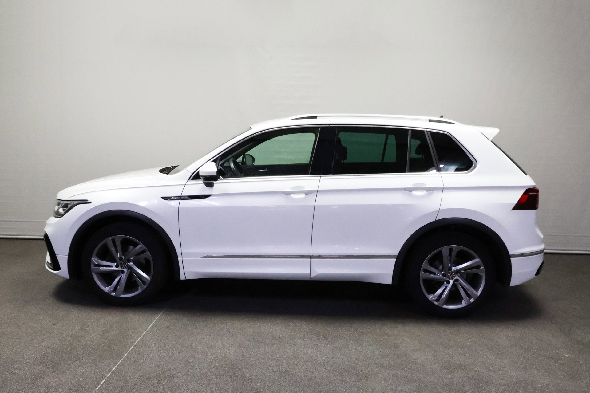 Volkswagen Tiguan 1.5 TSI R-Line Business+, Auto's, Euro 6, 4 cilinders, Wit, Origineel Nederlands