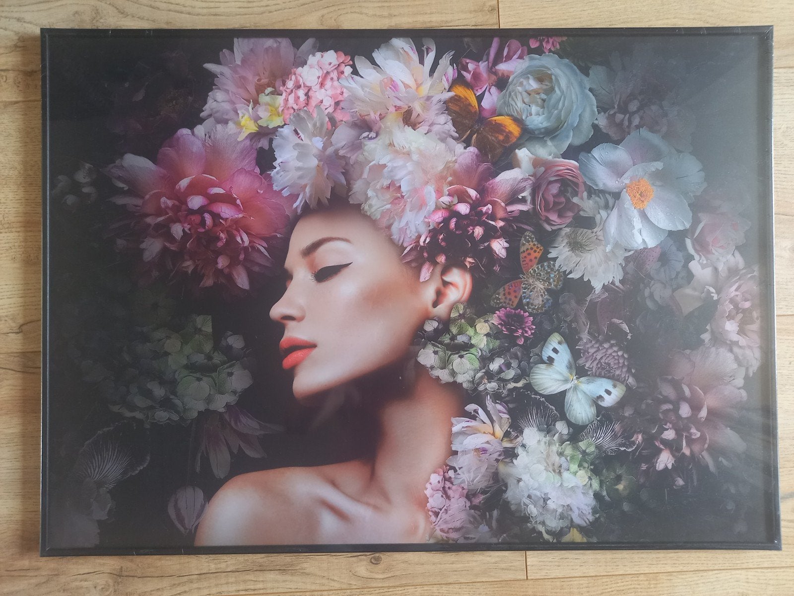 Vrouw vlinders in lijst 70x50, Ophalen of Verzenden, Minder dan 50 cm, Schilderij, Minder dan 50 cm