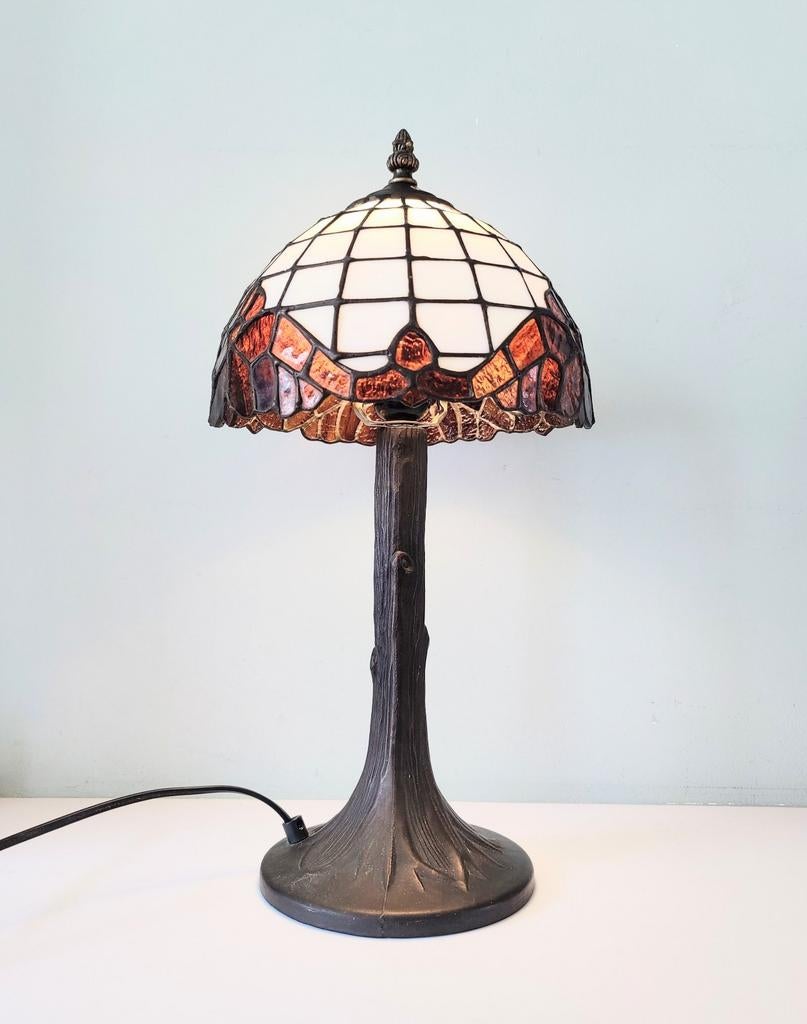 Vintage tiffany lamp met glas-in-lood kap en bronzen poot, Gebruikt, Ophalen of Verzenden, Tiffany, Art Nouveau, Klassiek, Glas