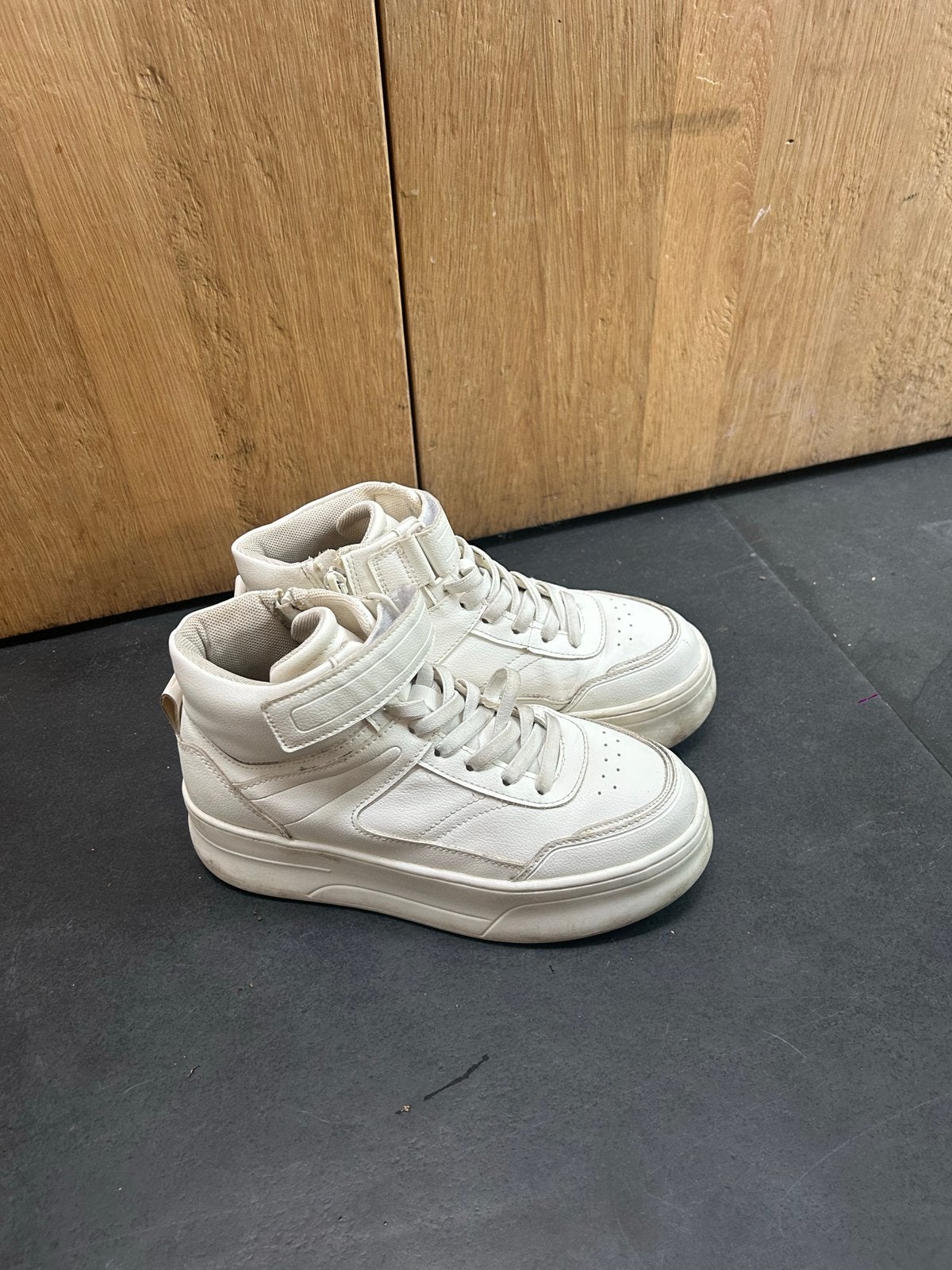 Witte Zara sneakers met plateauzool - Maat 37, Kleding | Dames, Schoenen, Ophalen of Verzenden, Gedragen, Wit, Sneakers of Gympen