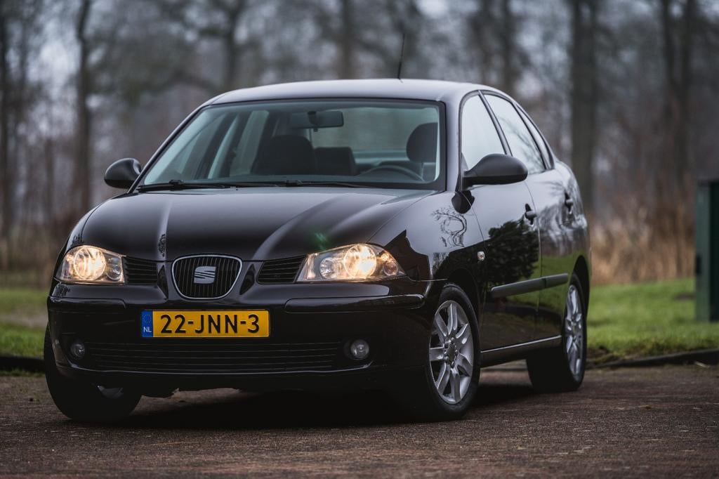 Seat Cordoba 1.4 16V 63KW 2009 Zwart, Auto's, Voorwielaandrijving, 40 €/maand, Zwart, 4 cilinders