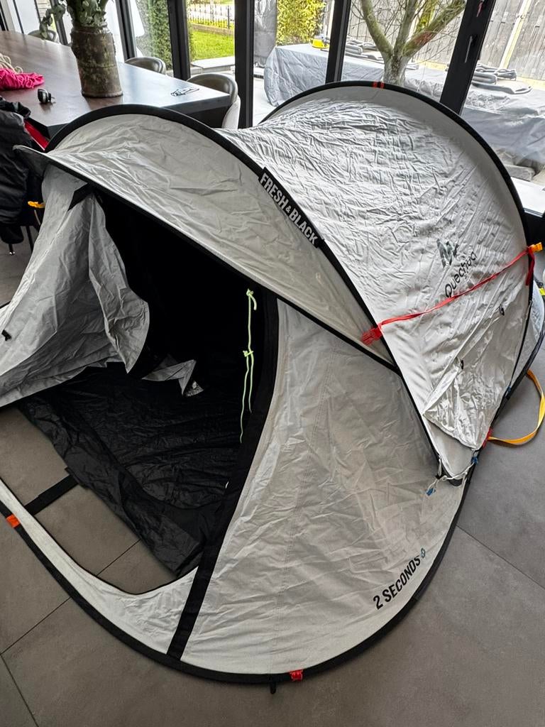 Quechua 2 seconds 2 werptent fresh & Black, Caravans en Kamperen, Ophalen of Verzenden, Zo goed als nieuw, Tot en met 2