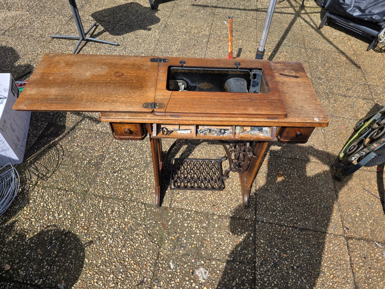 Antieke Singer naaimachine met houten onderstel, Ophalen of Verzenden