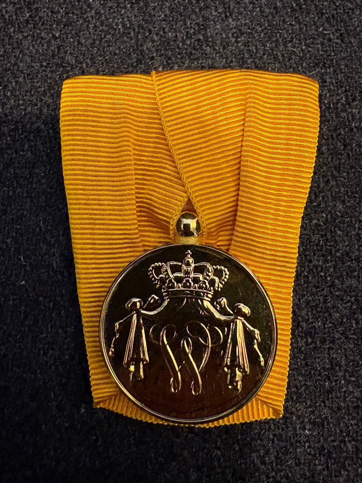 Trouwe dienst 36 jaar in goud, Verzamelen, Militaria | Algemeen, Verzenden, Landmacht, Nederland, Embleem of Badge