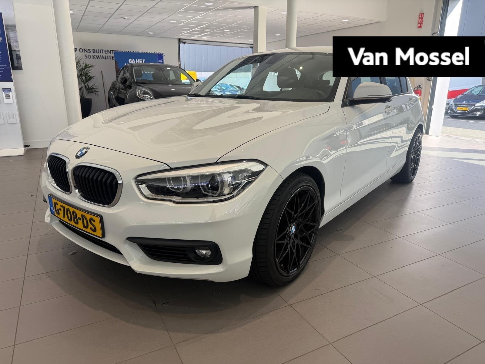 BMW 1-serie 116i | KEYLESS START | CRUISE CONTROL | PARKEERS, Auto's, 12 maanden, Euro 6, Wit, Grijs