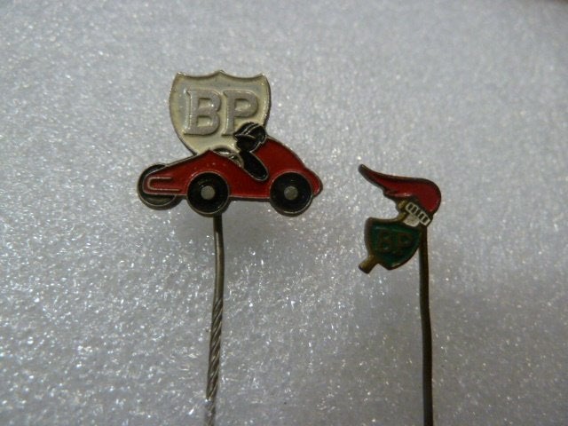 Vintage BP Speldjes: Auto en Elfje, Verzamelen, Speldjes, Pins en Buttons, Ophalen of Verzenden, Gebruikt, Merk, Speldje of Pin