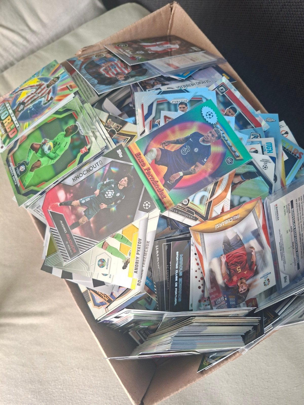 Grote doos vol voetbalplaatjes - topps en panini, Verzamelen, Sportartikelen en Voetbal, Ophalen of Verzenden, Gebruikt, Overige sporten