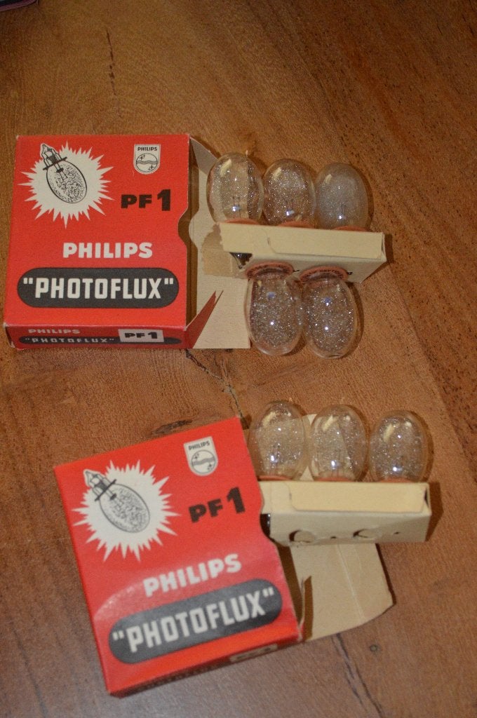 8 oude Philips flitslampjes PF1 in 2 originele oude doosjes, Ophalen of Verzenden, Zo goed als nieuw, Flitslamp, Philips