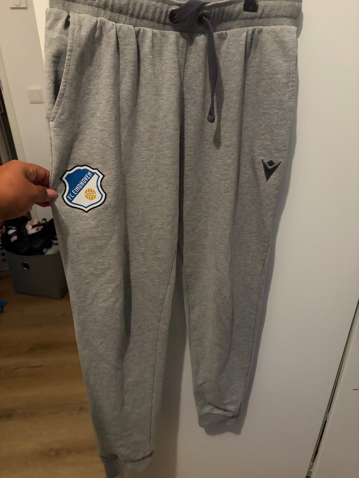 Macron FC Eindhoven joggingbroek maat S (kindermaat), Ophalen of Verzenden, Gebruikt, Jongen of Meisje