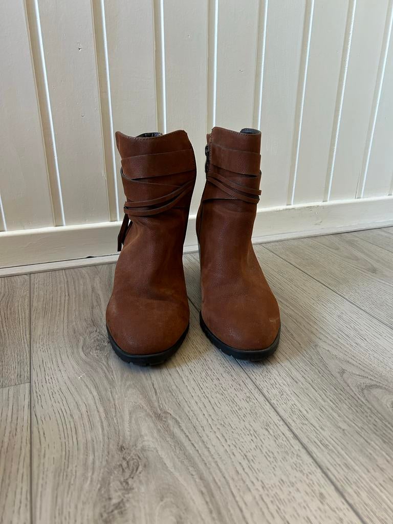 Bruine korte enkellaarsjes met hak - Maat 40, Ophalen of Verzenden, Gedragen, Bruin, Lage of Enkellaarzen