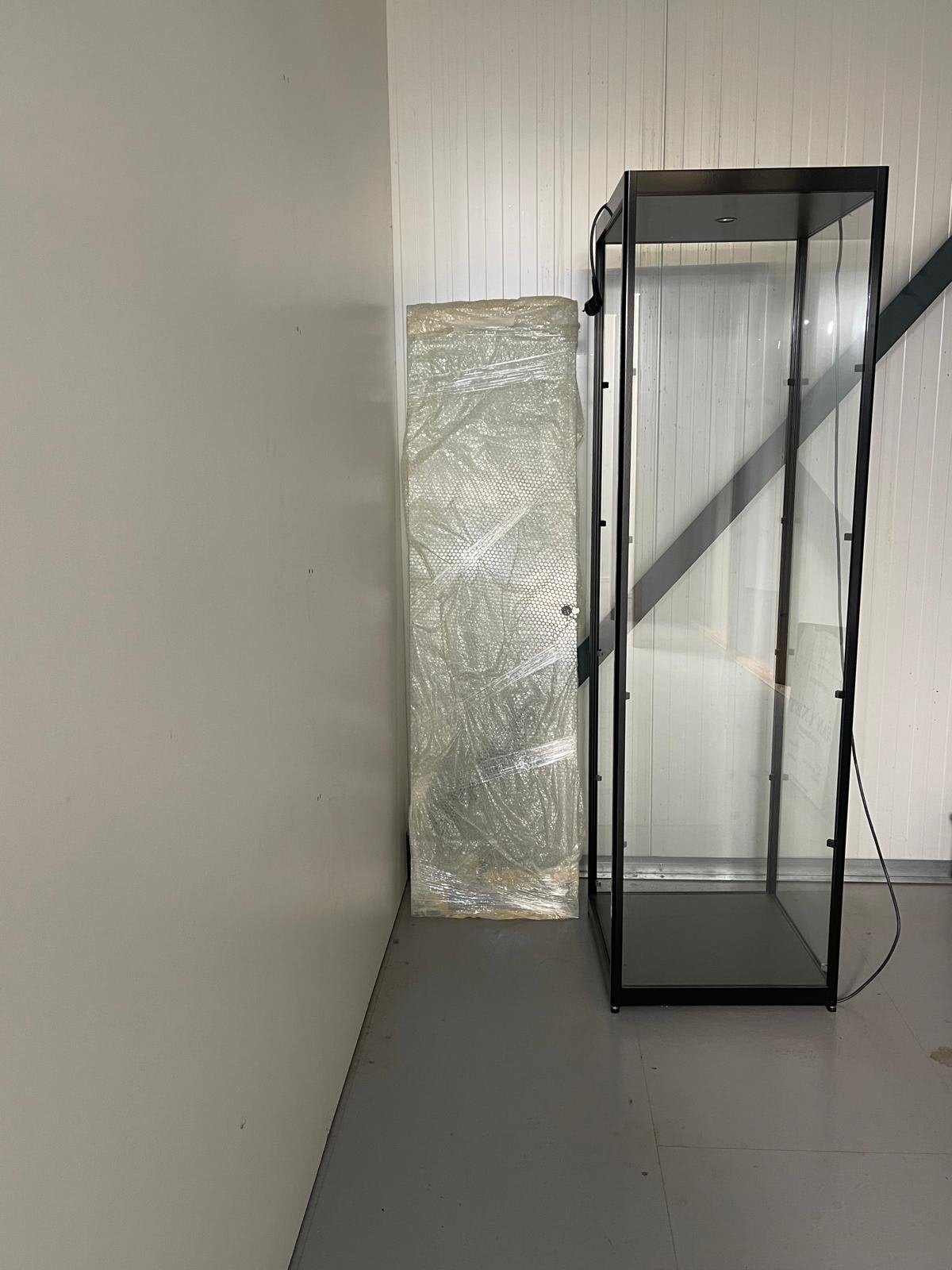 Vitrinekast met verlichting, Ophalen, 50 tot 100 cm, Zo goed als nieuw, 150 tot 200 cm