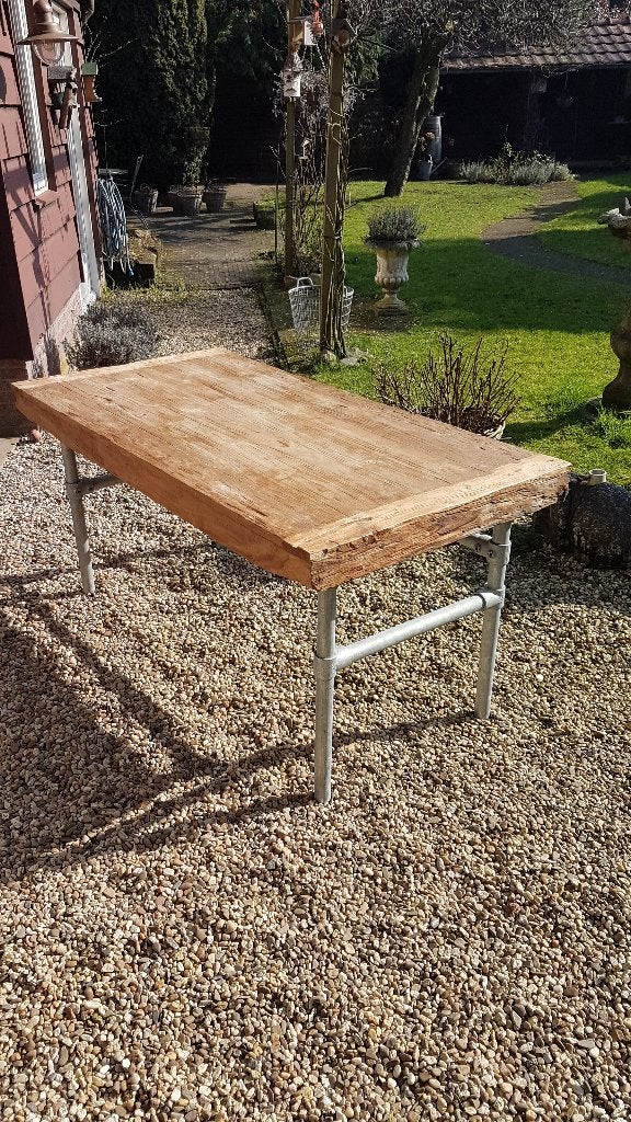 Grote stoere industriële tafel met stalen onderstel, Huis en Inrichting, Tafels | Eettafels, Ophalen, Gebruikt, 200 cm of meer