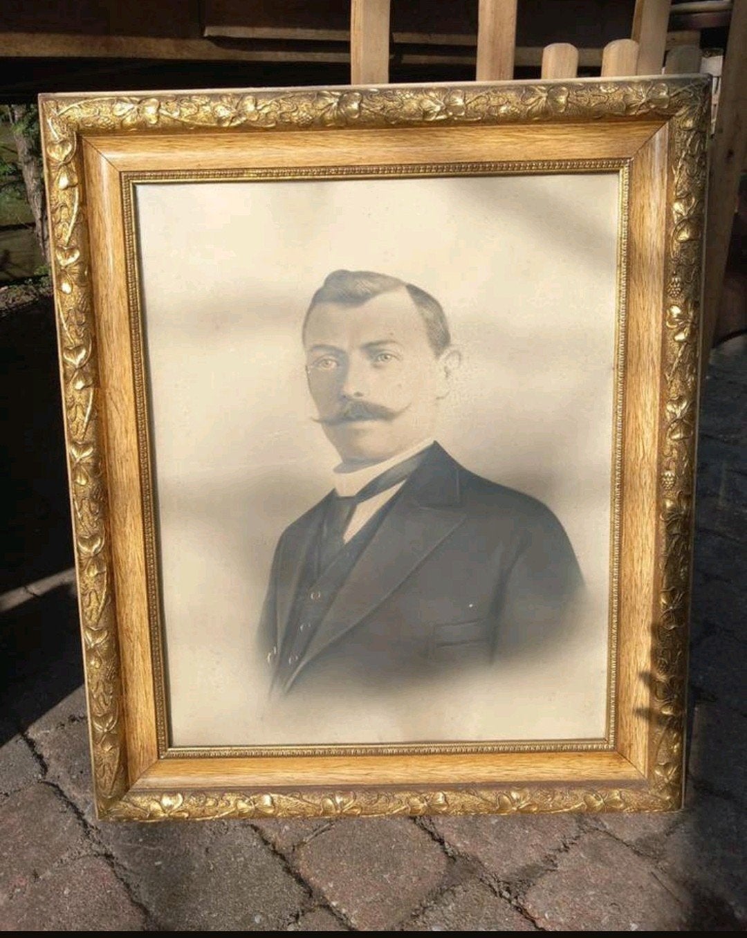 Antieke foto in sierlijke lijst - Portret man, Antiek en Kunst, Kunst | Tekeningen en Foto's, Ophalen of Verzenden, Foto, Fotografie