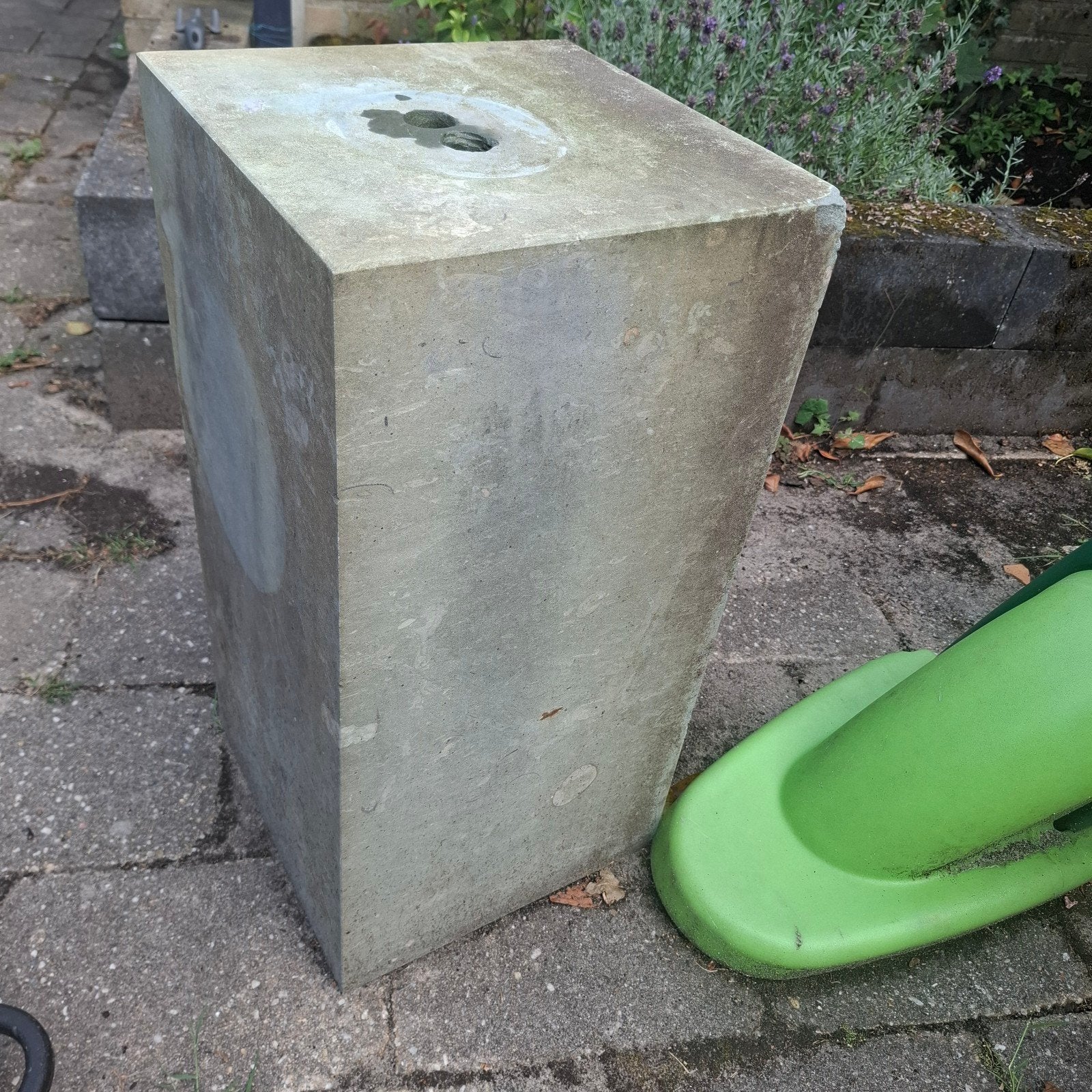 10 euro beloning voor wie hem komt ophalen grote stenen sokk, Tuin en Terras, Tuinbeelden, Ophalen, Gebruikt, Beton, Overige typen