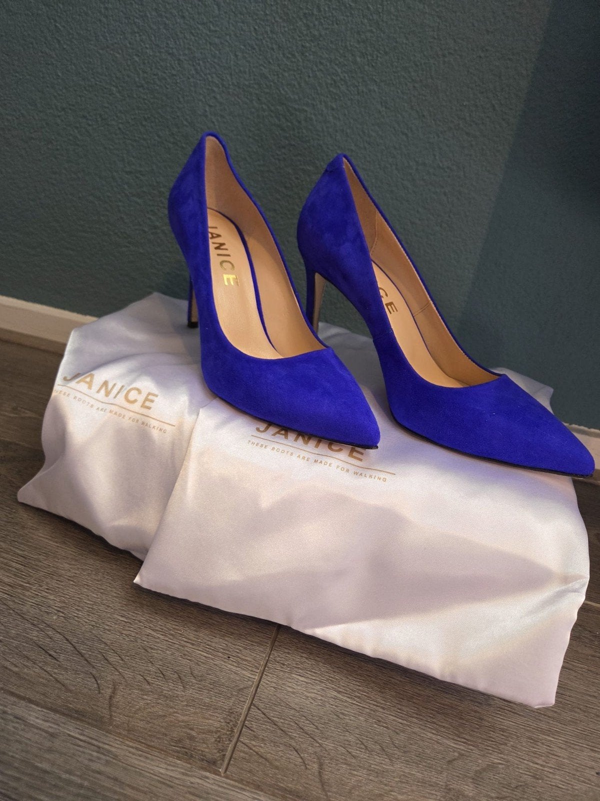 Nieuwe JANICE hakken kobaltblauw, suede. maat 40, Ophalen of Verzenden, Nieuw, Blauw