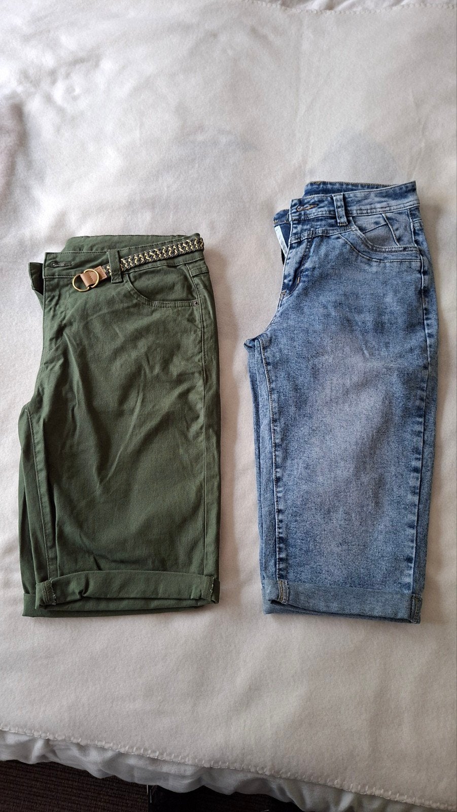 2x korte broek: groene bermuda met riem en blauwe jeans, Maat 38/40 (M), Kort, Ophalen of Verzenden, Zo goed als nieuw