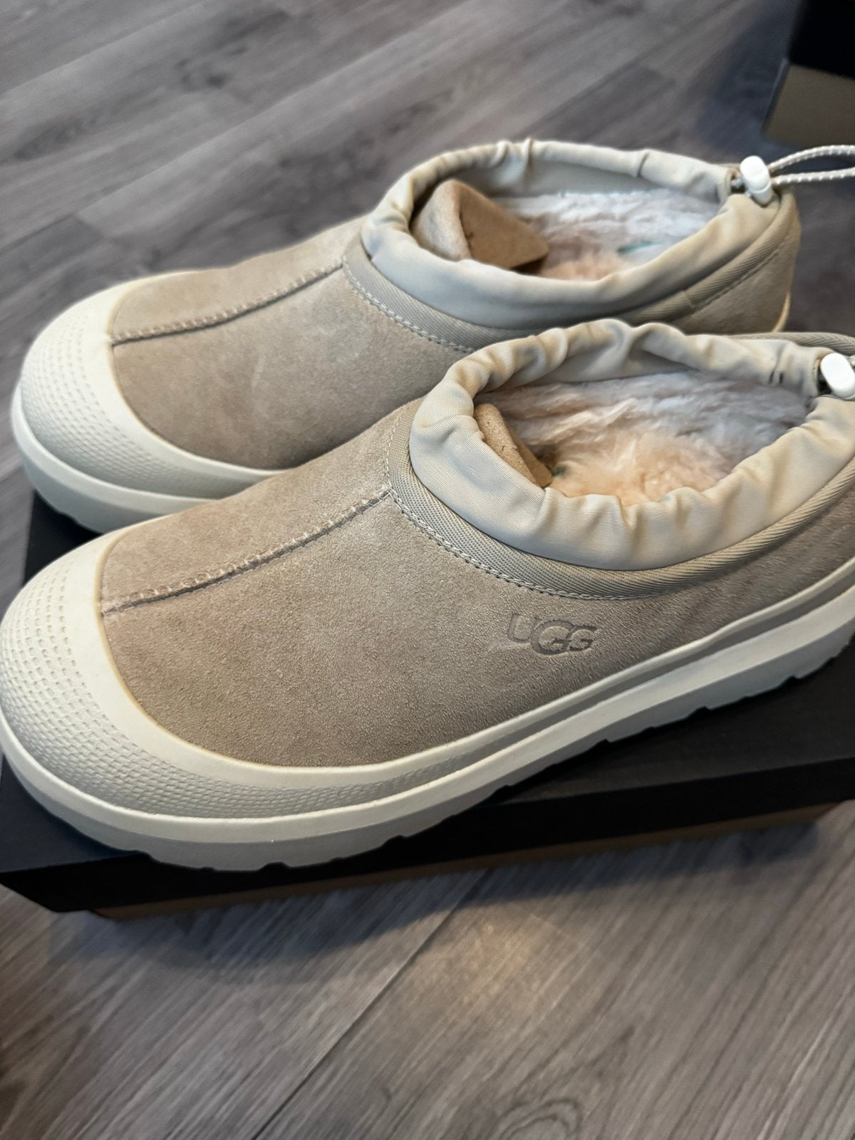 UGG Tasman Weather Hybrid maat 45 – Mustard Seed – met doos, Klompen, Wit, Ophalen of Verzenden, Zo goed als nieuw