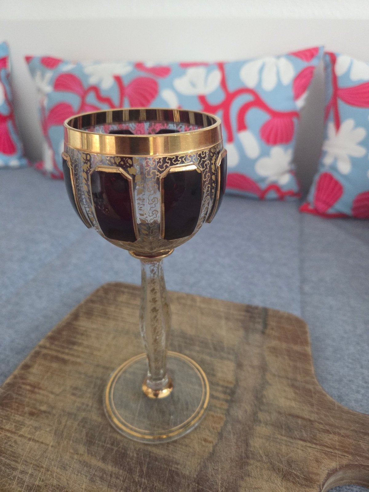 Antiek Zeldzaam Robijnrood Wijnglas met Gouden Decoratie, Antiek en Kunst, Ophalen of Verzenden