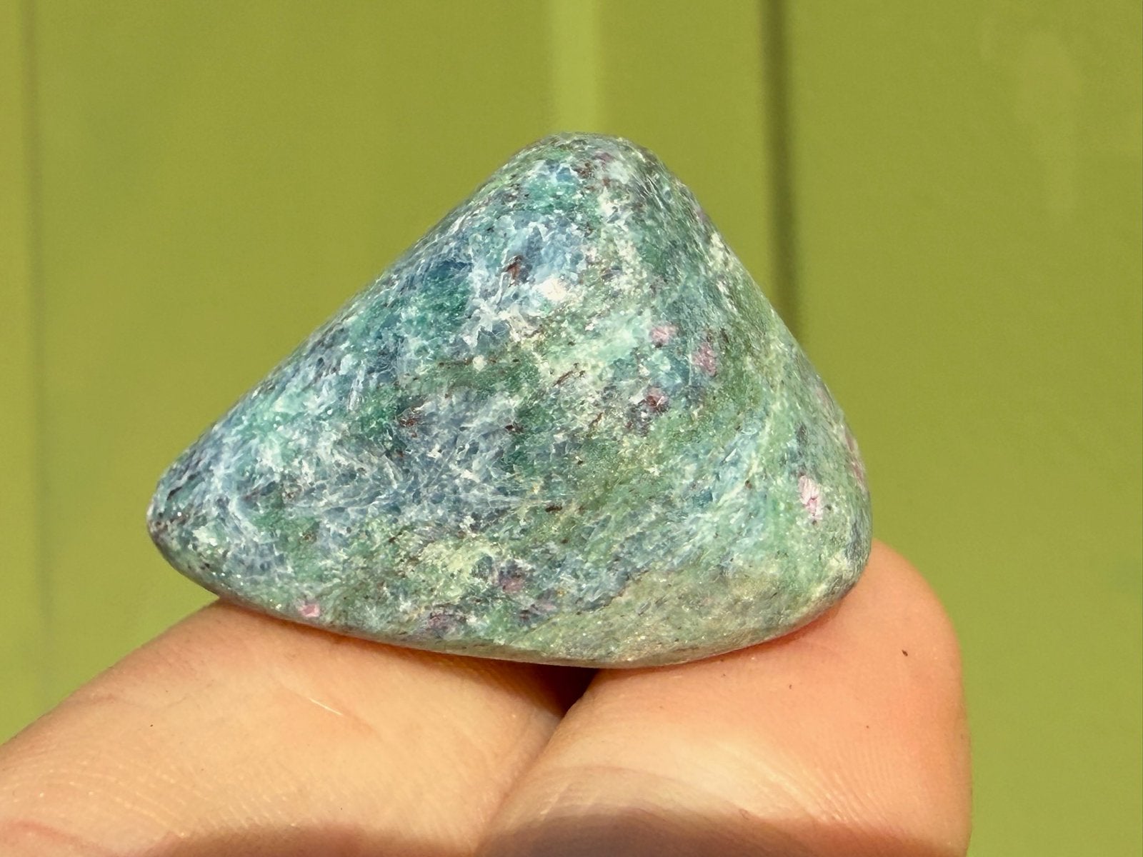 19 Fluorescerende Robijn in Fuchsiet edelsteen mineraeln, Verzamelen, Ophalen of Verzenden, Mineraal