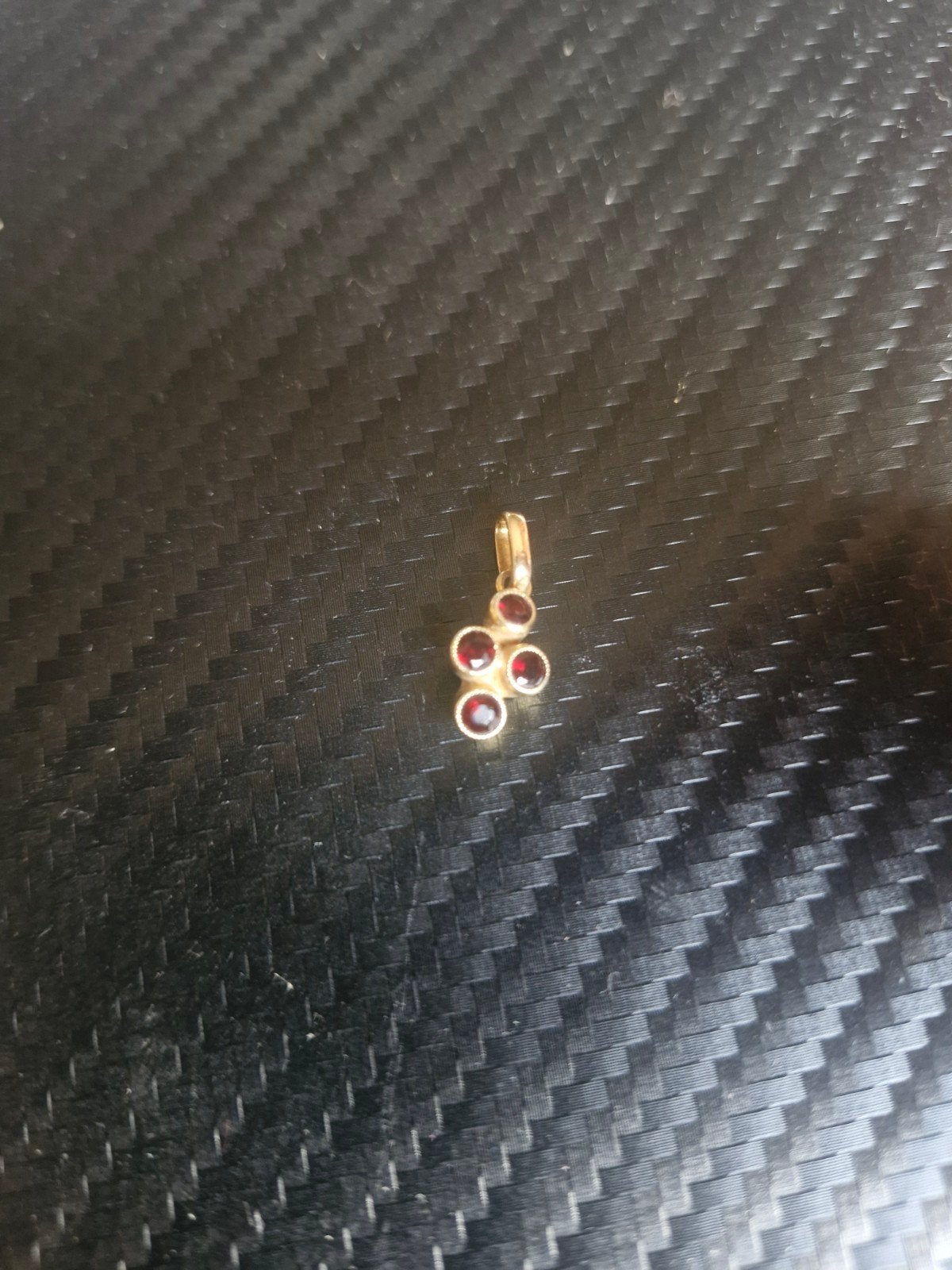 14k Gouden Hangertje met Rode Stenen - 1,05 gram, Gebruikt, Overige voorstellingen, Ophalen of Verzenden, Met edelsteen