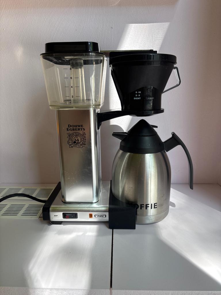 Douwe Egberts Moccamaster met thermoskan, Witgoed en Apparatuur, Koffiezetapparaten, Gebruikt, Gemalen koffie, Koffiemachine, 10 kopjes of meer