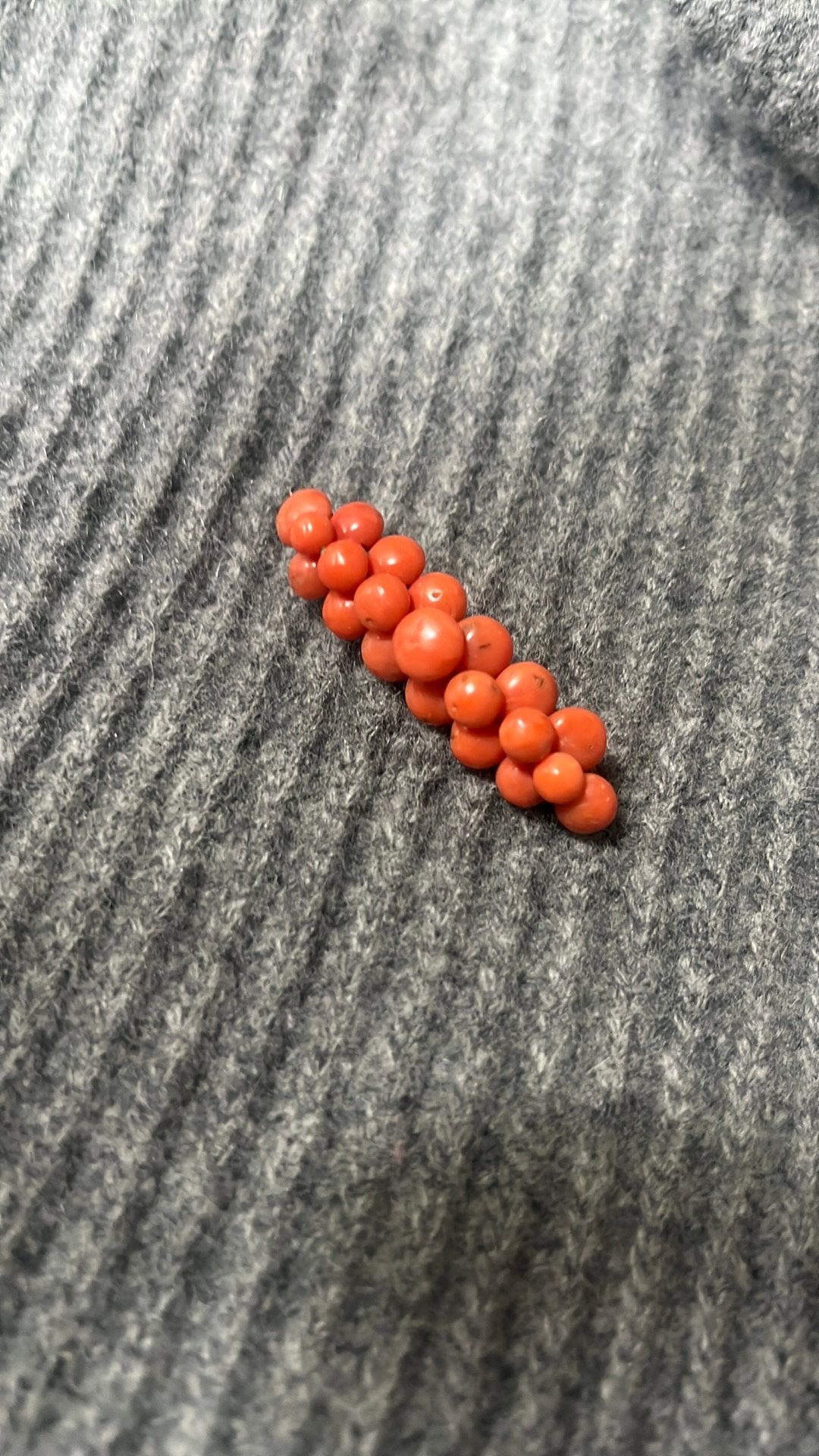 Antieke bloedkoralen broche met messing sluiting, Overige materialen, 4 tot 7 cm, Gebruikt, Oranje