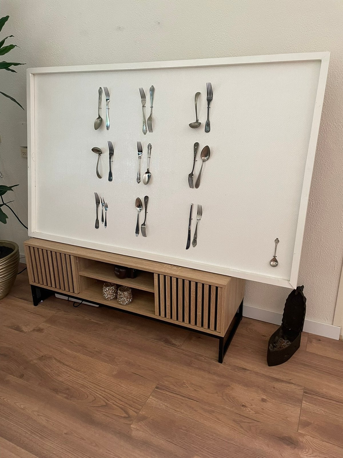 Wandbord met antiek bestek, Ophalen