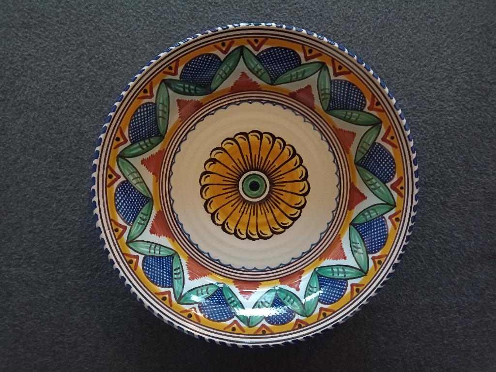 Arum wandbord, Fries aardewerk, rond 31 cm, in nieuwstaat, Antiek en Kunst, Antiek | Wandborden en Tegels, Ophalen of Verzenden