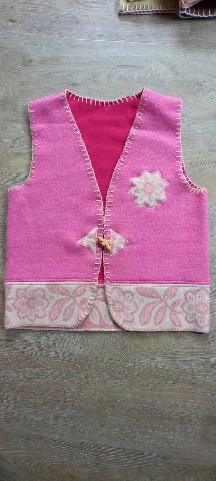 Handgemaakte wollen bodywarmer maat S met mooie rand, Kleding | Dames, Bodywarmers, Ophalen of Verzenden, Nieuw, Maat 36 (S), Roze