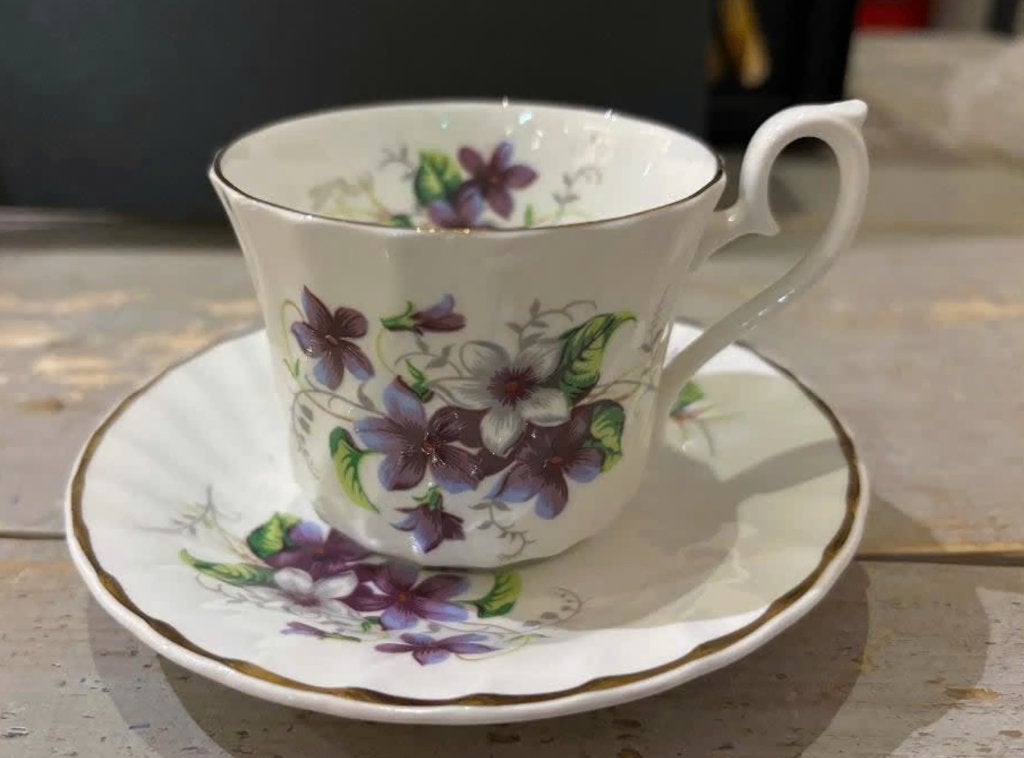 Kop en Schotel Royal Albert - Purple Violets, Verzamelen, Porselein, Kristal en Bestek, Ophalen of Verzenden, Zo goed als nieuw