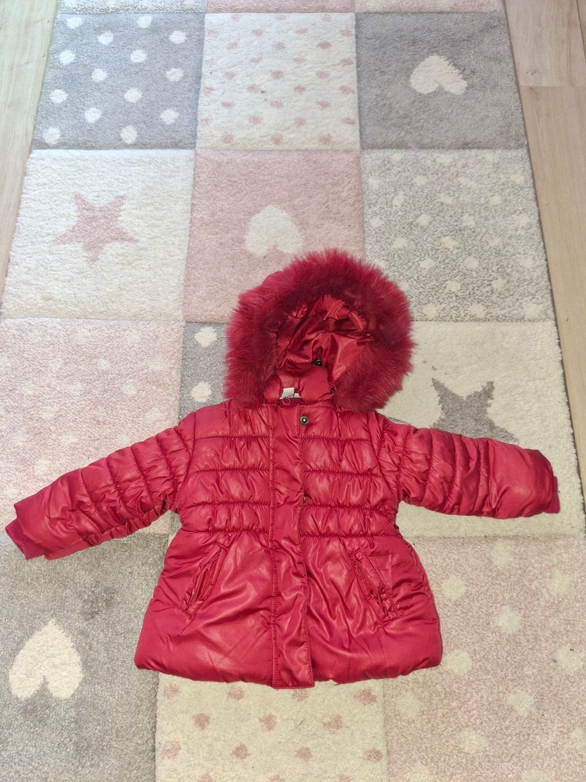 Rode winterjas met bontkraag voor meisjes - Maat 3-6M, Miss Chic / Blue Seven, Meisje, Ophalen of Verzenden, Zo goed als nieuw