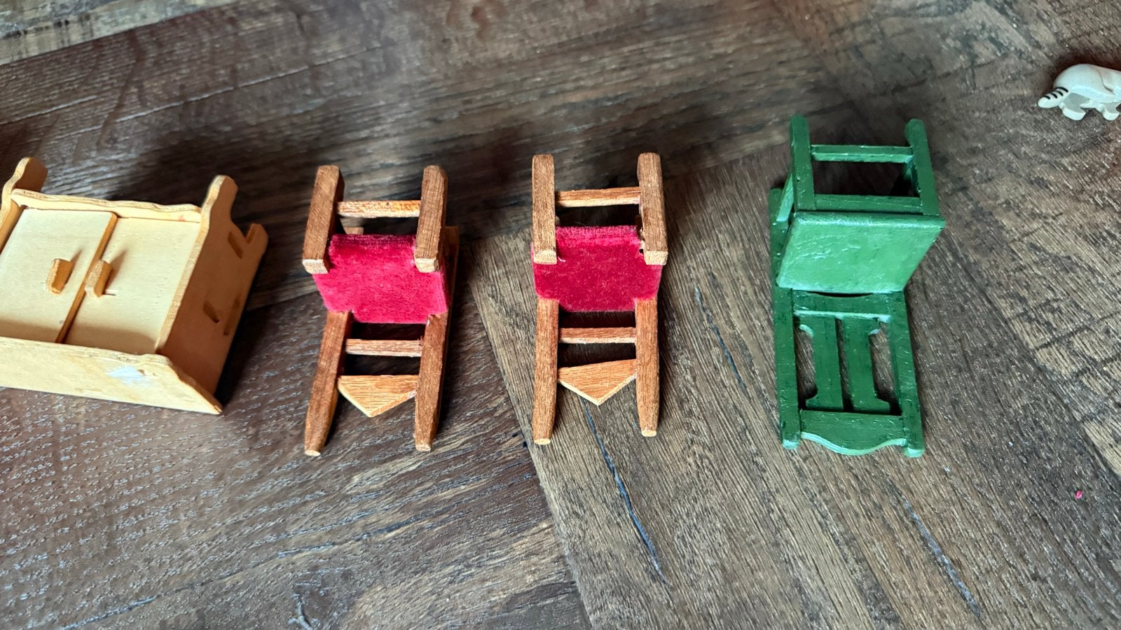 Miniatuur meubels: stoelen en kastje, Ophalen, Gebruikt
