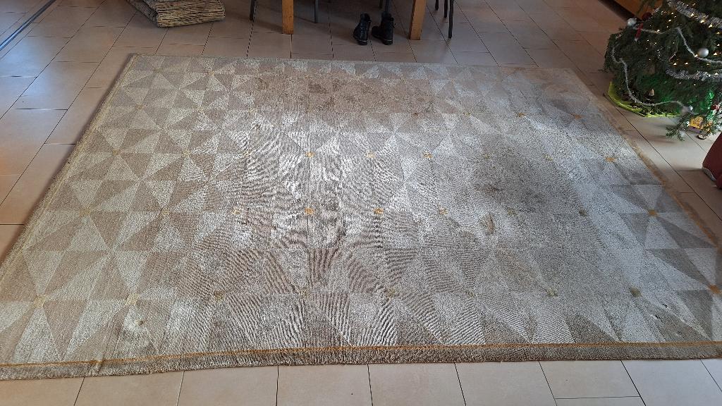 Licht zijden tapijt met gebruikssporen 240 x 300, Gebruikt, Licht grijs / zilver met geometrisch patroon, 200 cm of meer, Ophalen of Verzenden