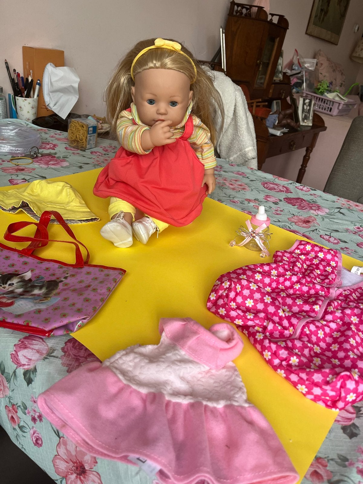 Babypop met diverse kleertjes en accessoires, Ophalen of Verzenden, Gebruikt, Babypop