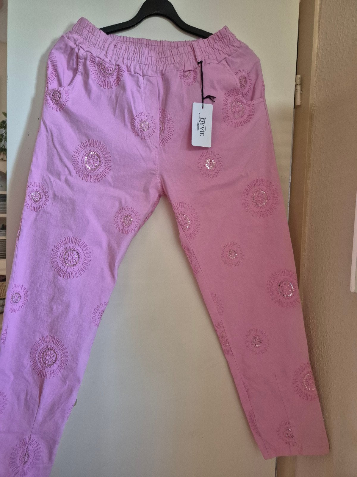 Nieuwe roze broek met borduursels en pailletten, Nieuw, Ophalen of Verzenden, Dyxie, Roze
