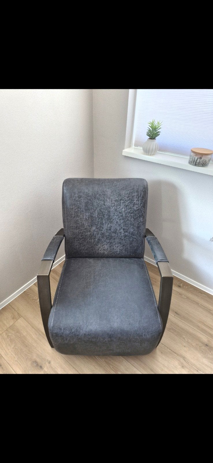 Mooie fauteuil in grijs leerlook met metalen armleunin, Huis en Inrichting, Fauteuils, Ophalen, Gebruikt, Modern, Industrieel
