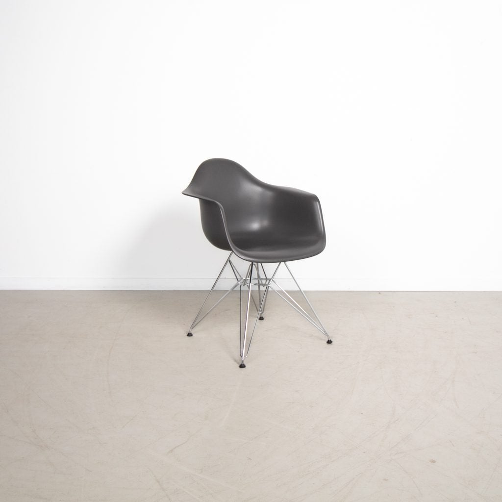 Vitra Eames DAR Stoel Donkergrijs Kunststof - Chroom, Huis en Inrichting, Stoelen, Niet ingevuld, Zo goed als nieuw, Niet ingevuld